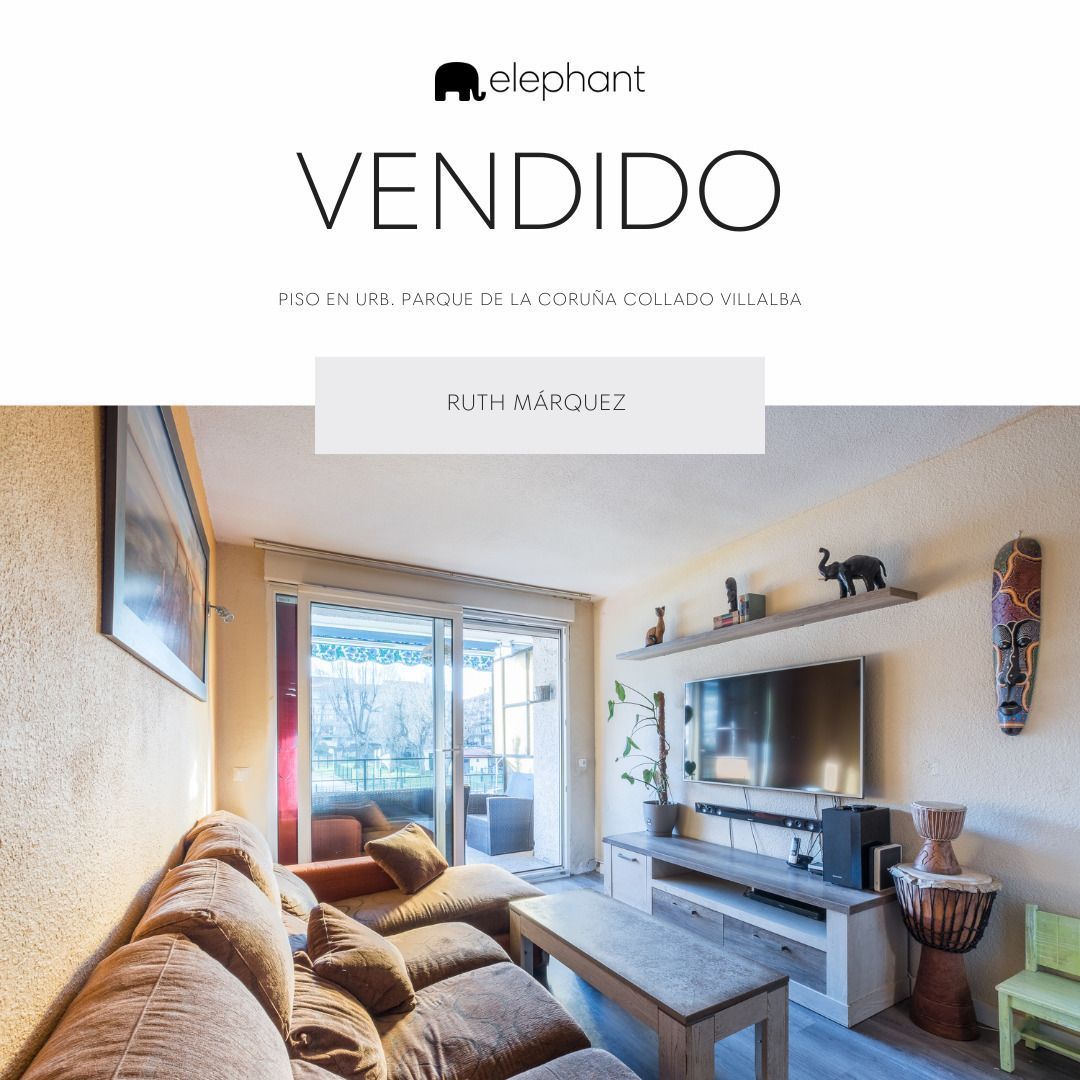 Una sala de estar con un sofá y un televisor en la pared.