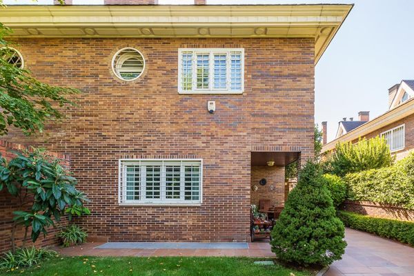Una sala de estar con un sofá y una televisión.