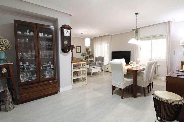 Una sala de estar llena de muebles y un televisor de pantalla plana.