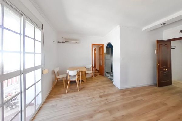 Una barbería está situada en el lateral de un edificio.