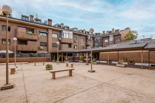 Una sala de estar con un sofá y un televisor de pantalla plana.