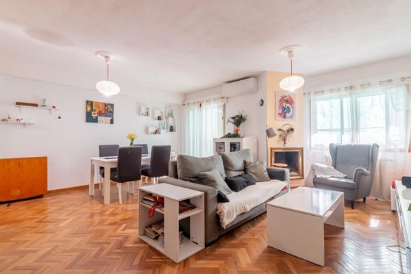 Una barbería está situada en el lateral de un edificio.