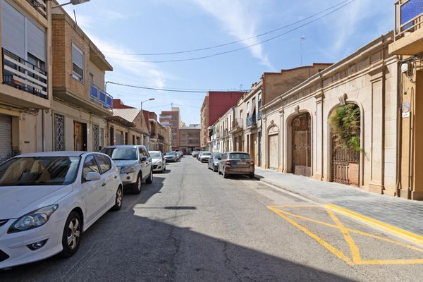 Una sala de estar con un sofá y un televisor de pantalla plana.