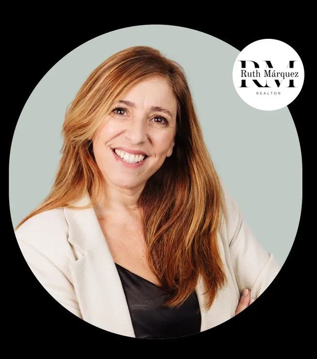 Una mujer sonríe en un círculo con un icono de elefante.