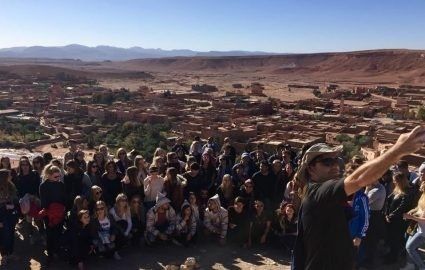 Grupo de turistas durante una visita guiada en excursión cultural