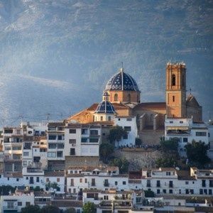 Faro en paisaje natural de la provincia de Alicante durante el atardecer