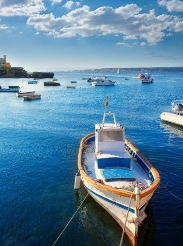 Vista panorámica del puerto y la ciudad de Alicante desde el Castillo de Santa Bárbara