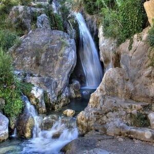 Cascada natural en un paraje natural de la provincia de Alicante