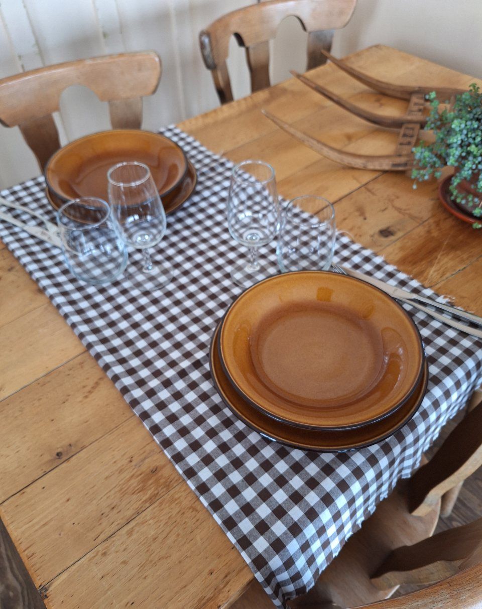 Un moulin à café avec une plante qui pousse à l'extérieur