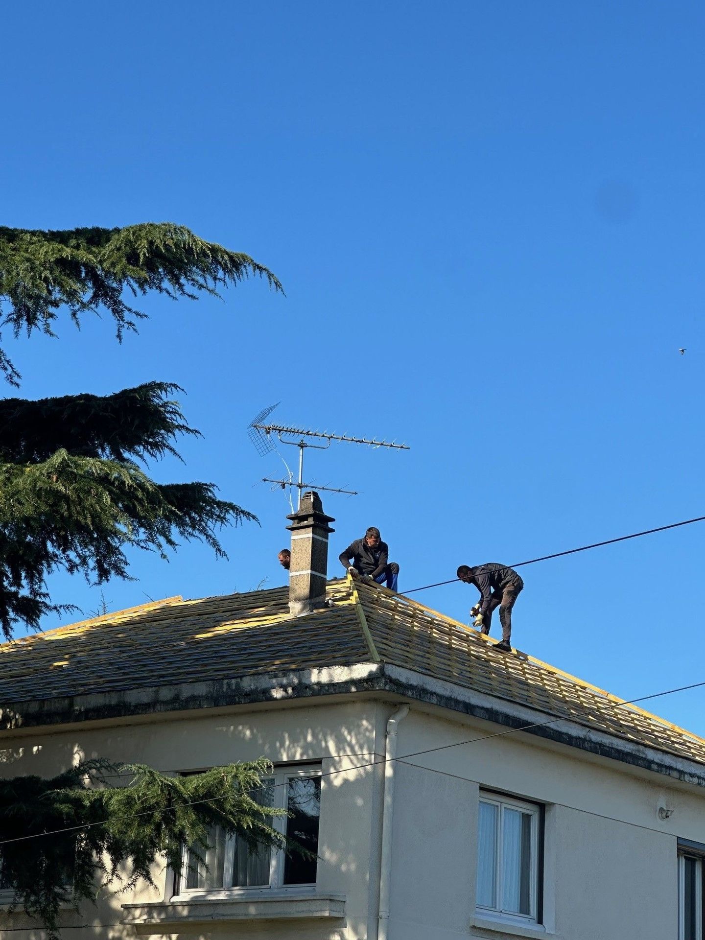 2 couvreurs sur un toit