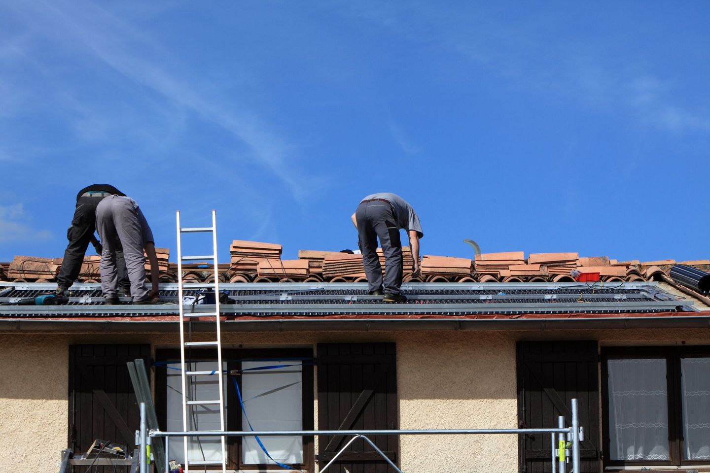 Remplacement de tuiles sur un toit