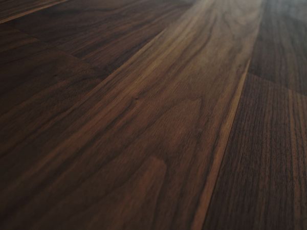 Eine Nahaufnahme eines Holzbodens, durch den die Sonne scheint