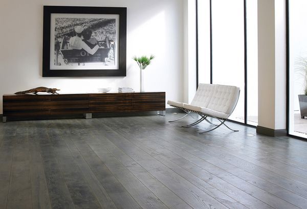 Ein Wohnzimmer mit einer Couch und einem Bild an der Wand