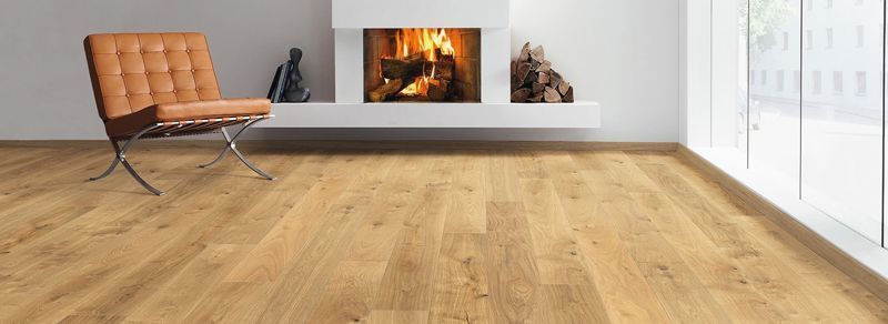 Ein Wohnzimmer mit Hartholzböden und einem Kamin.