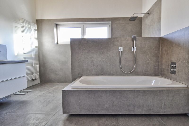 Ein Badezimmer mit Badewanne und Dusche.