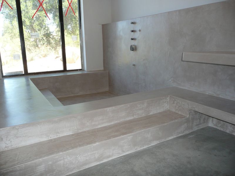 Ein Badezimmer mit großer Badewanne und Fenster