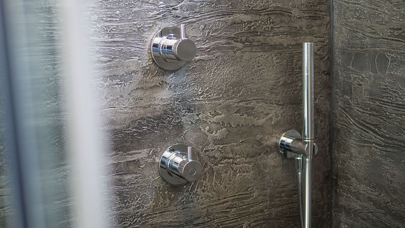 Eine Nahaufnahme eines Duschkopfs in einem Badezimmer.