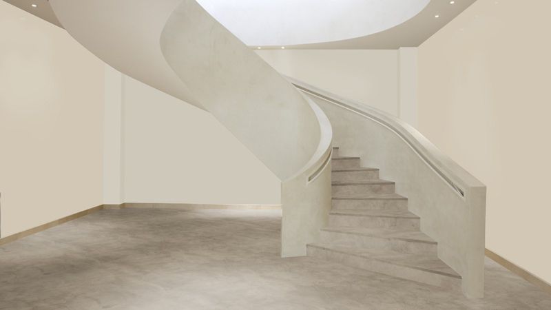 In der Mitte eines Flures befindet sich eine Wendeltreppe.