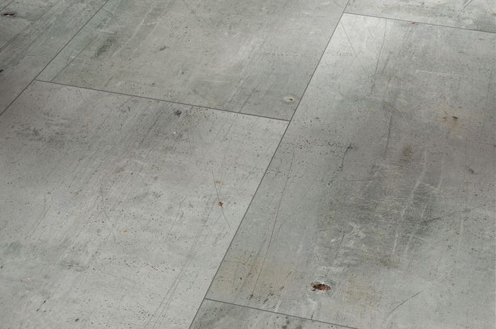 Eine Nahaufnahme eines Betonbodens mit Holzmaserung.