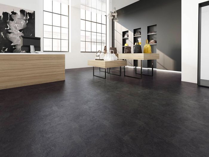 Ein Raum mit schwarzem Boden und einer Holztheke