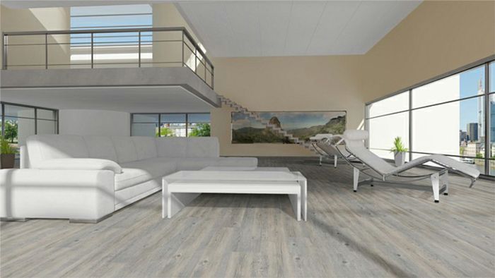 Ein Wohnzimmer mit weißen Möbeln und einem Balkon