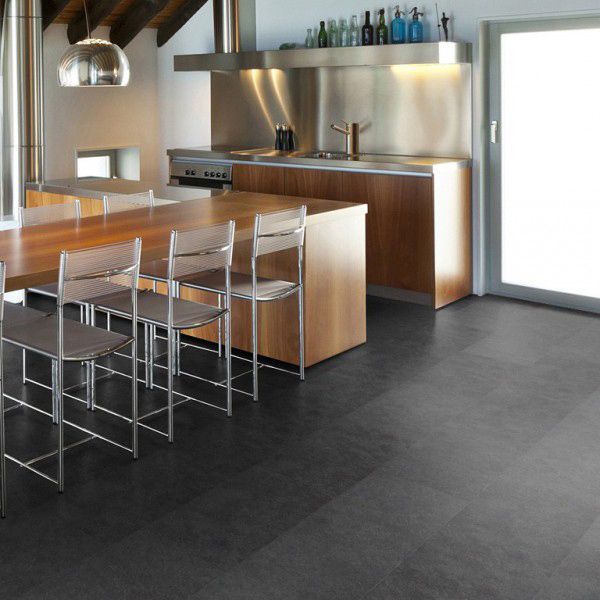 Eine Küche mit einem Tisch und Stühlen darin