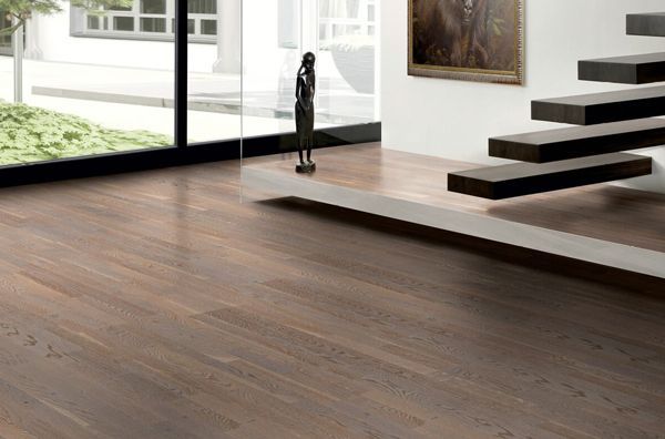 Ein Wohnzimmer mit Holzboden und Treppe