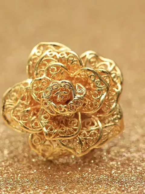 Un anillo de oro en forma de flor