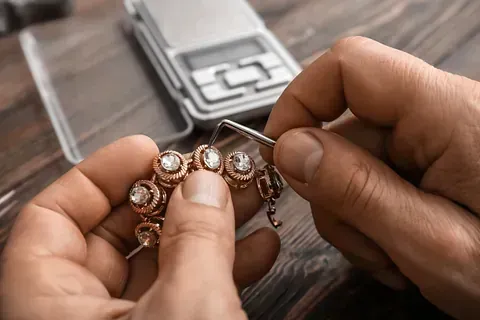 Un primer plano de una persona sosteniendo una pulsera en sus manos.