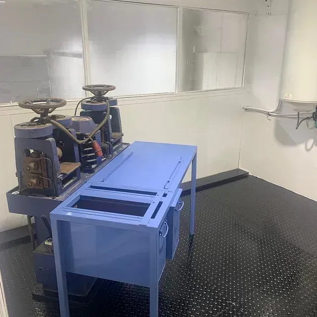 Una mesa azul con una máquina encima en una habitación.