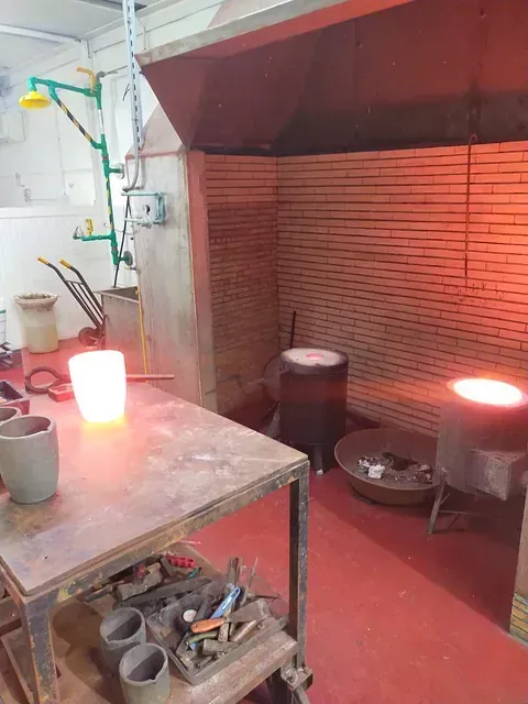 Una habitación con una mesa y una estufa dentro.
