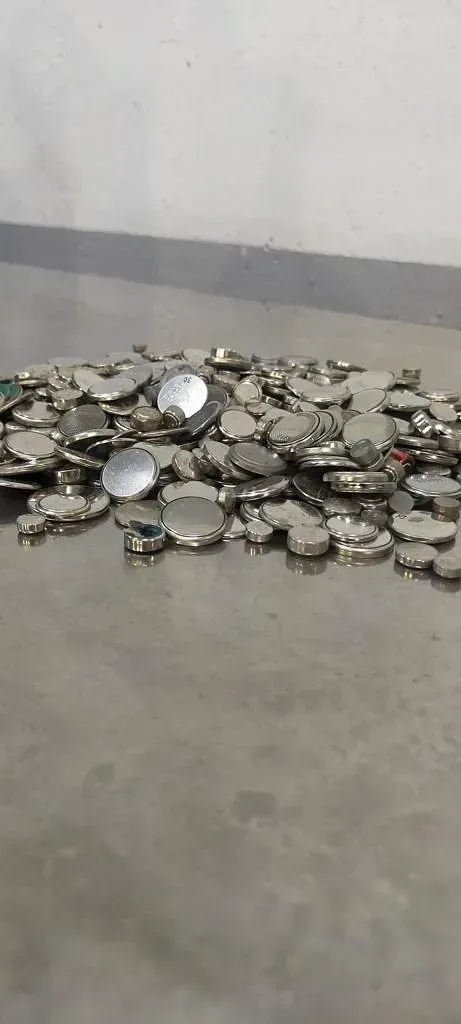 Una pila de monedas reposa sobre un suelo de hormigón.