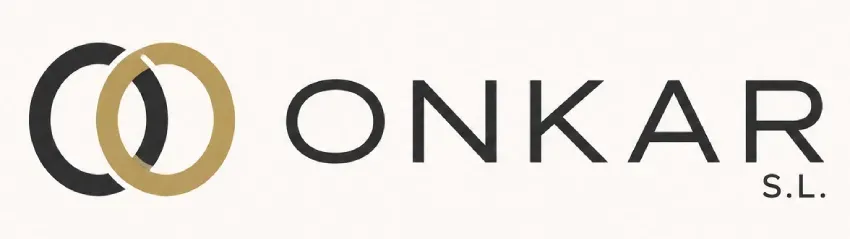 Logotipo de ONKAR SL con anillos entrelazados dorados y negros sobre un fondo blanco.
