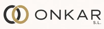 Logotipo de ONKAR SL con anillos entrelazados dorados y negros sobre un fondo blanco.