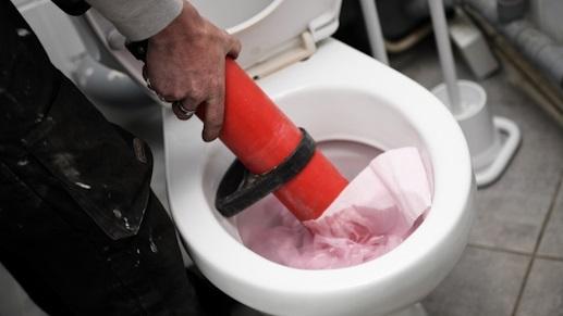 Débouchage toilettes avec pompe -Artisans bernard et sylvestre Paris 18