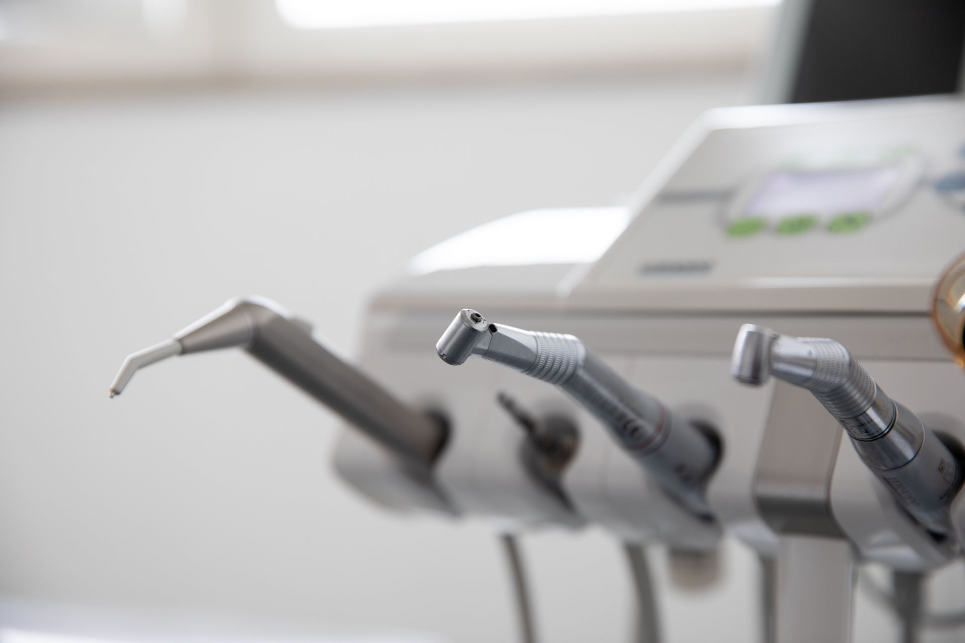 Zahnarzt untersucht Patientin