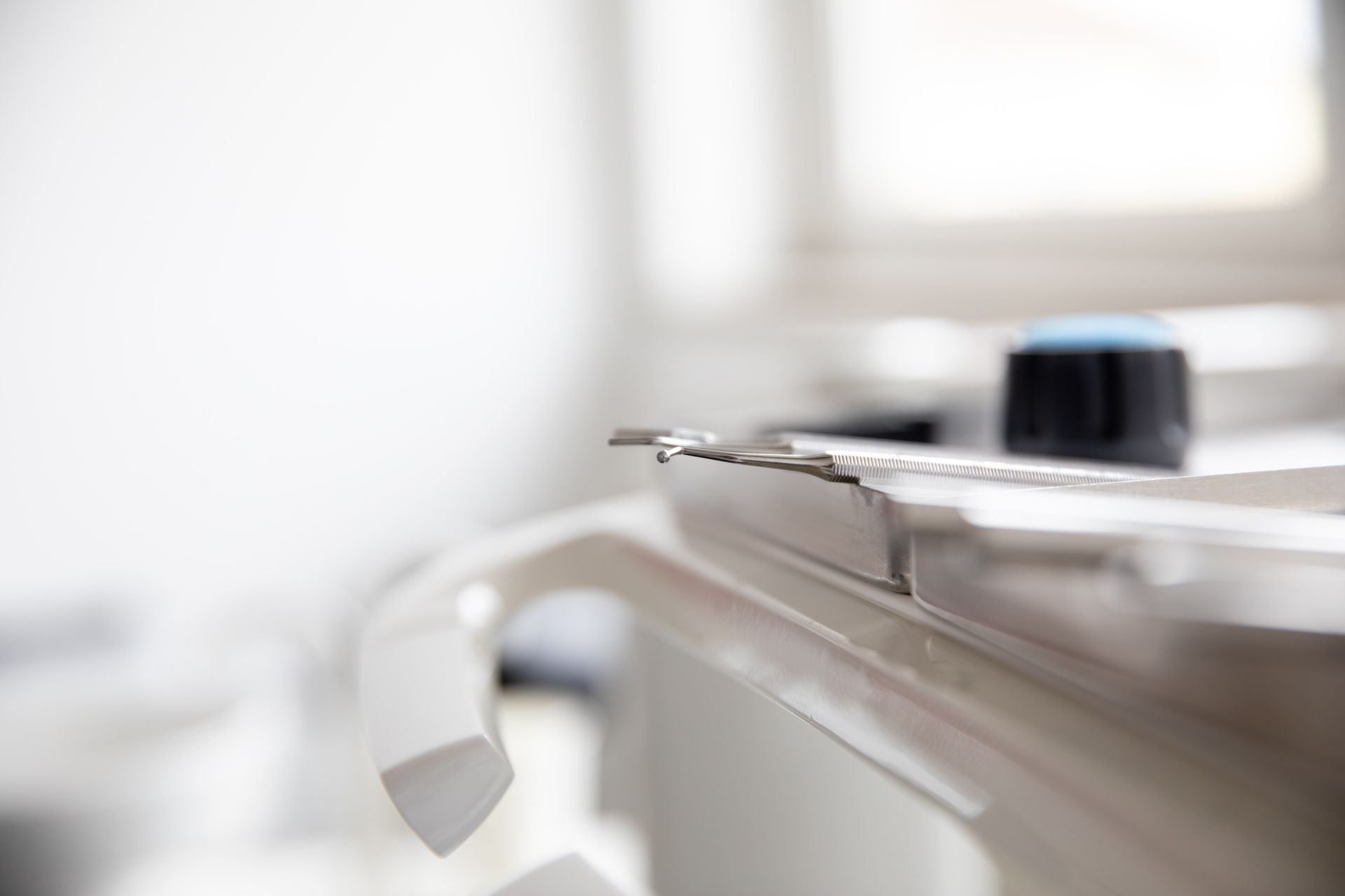 Patientin betrachtet eigenes Lächeln im Spiegel