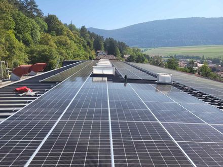 Le soleil brille à travers les panneaux solaires sur le toit d'une maison.