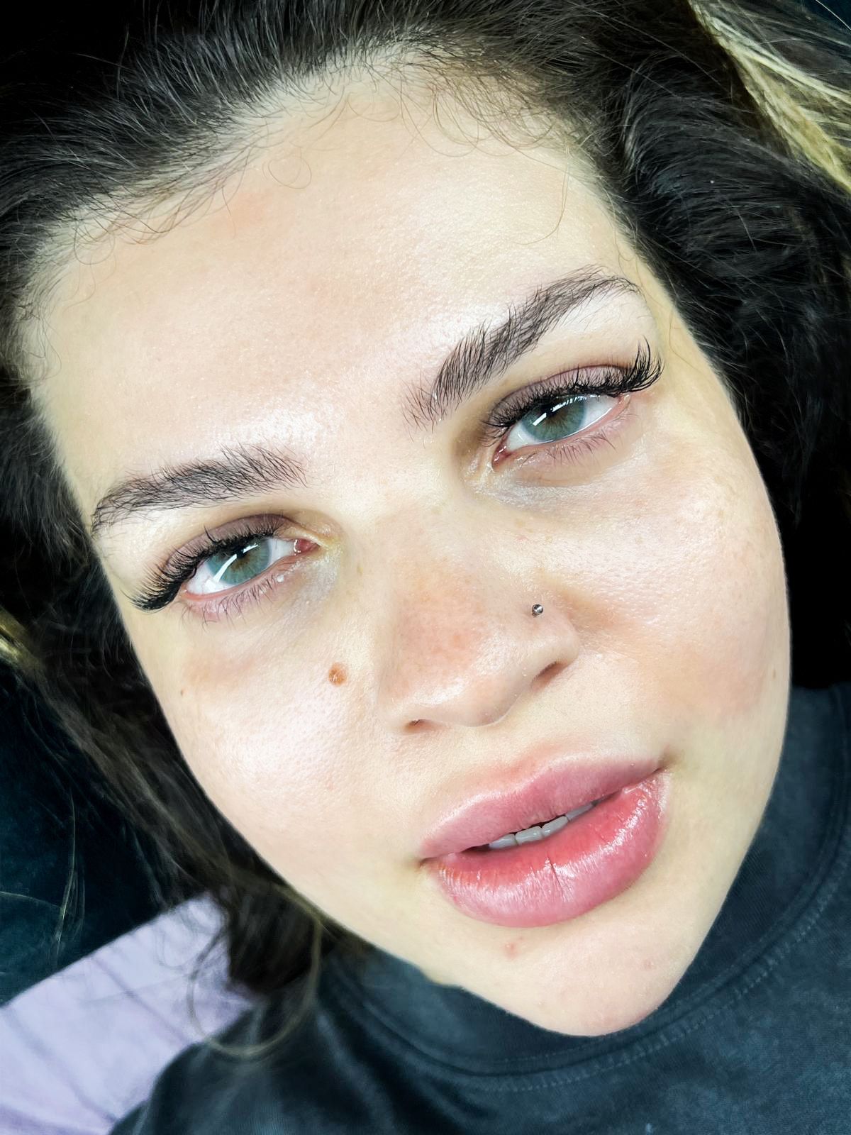 Mujer de piel clara, maquillaje sutil y cejas recién microblading.