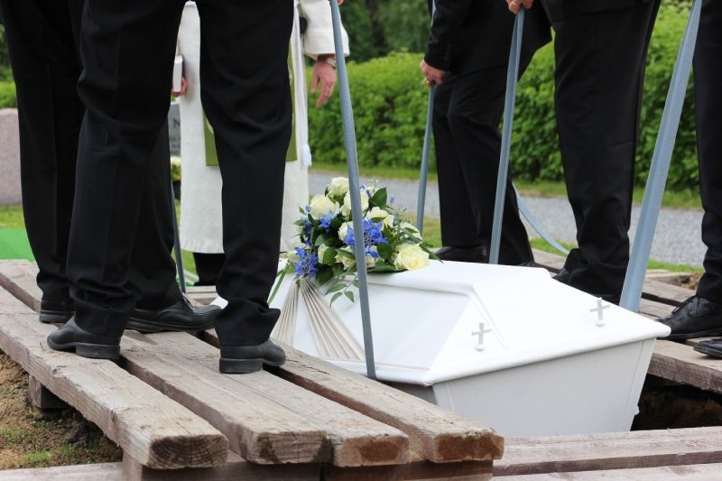 Bestattungshaus Söchtig Sarg wird ins Grab eingelassen