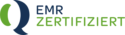 Logo mit einem stilisierten „Q“ in Grün und Blau, mit „EMR“ in Dunkelblau und „ZERTIFIZIERT“ in grüner Schrift.