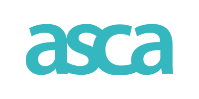 „ASCA“ in einer blaugrünen serifenlosen Schrift auf weißem Hintergrund.