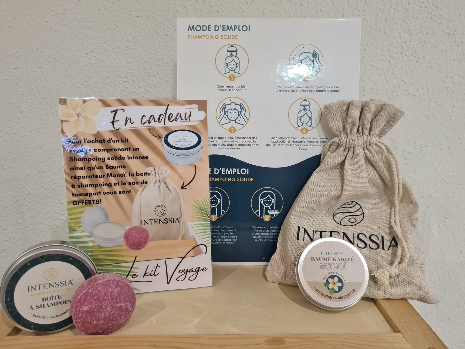 Produits de soins naturels assortis et leurs emballages, disposés sur une surface claire.