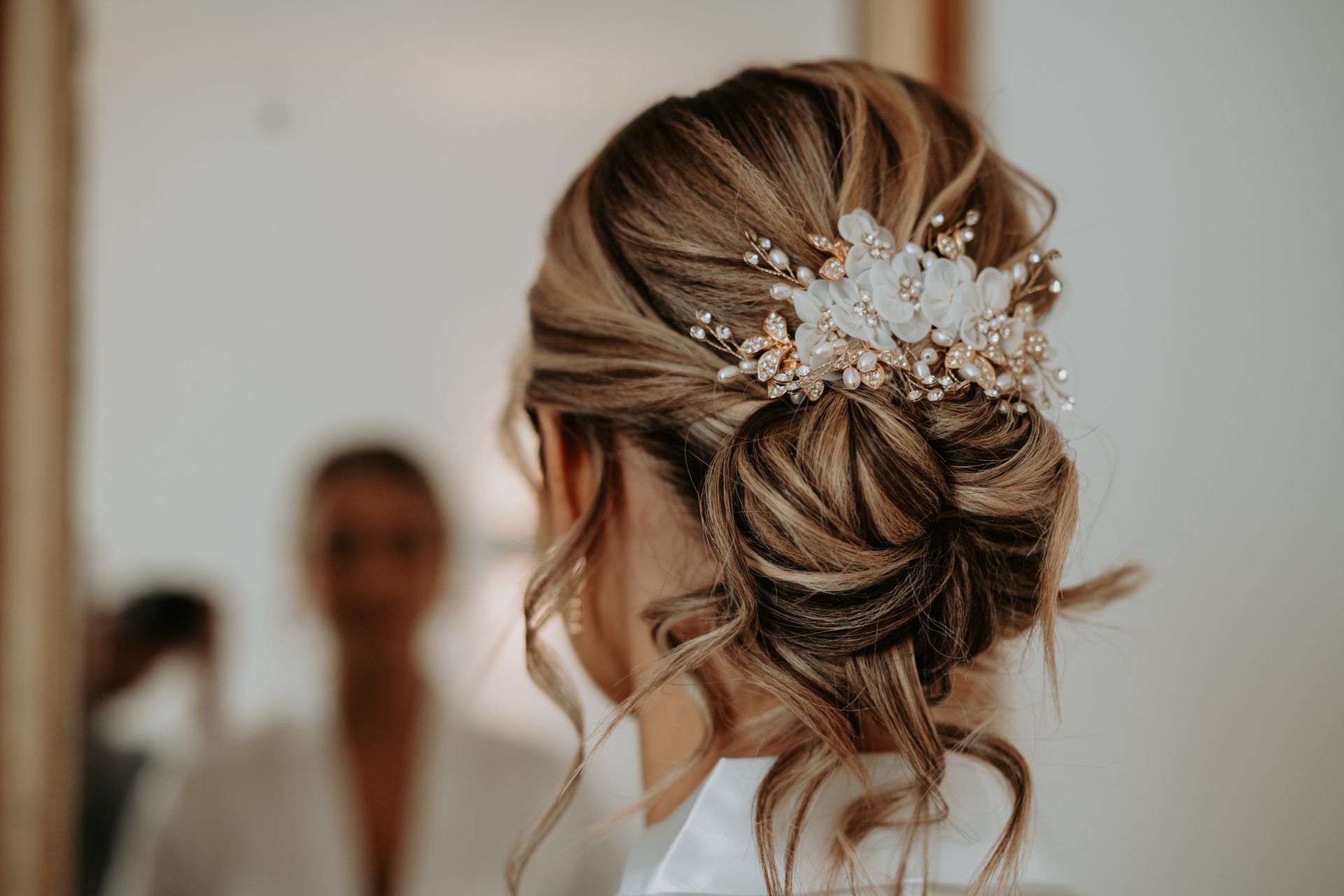 Chignon de mariée élégant orné d'un bijou de cheveux, vu de dos.
