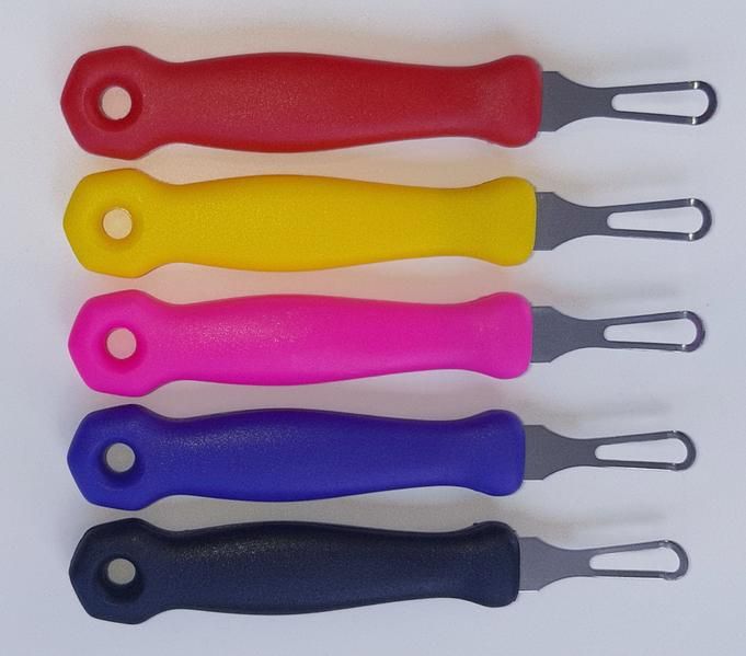 Fünf Handwerkzeuge mit farbigen Griffen: rot, gelb, rosa, blau und schwarz.