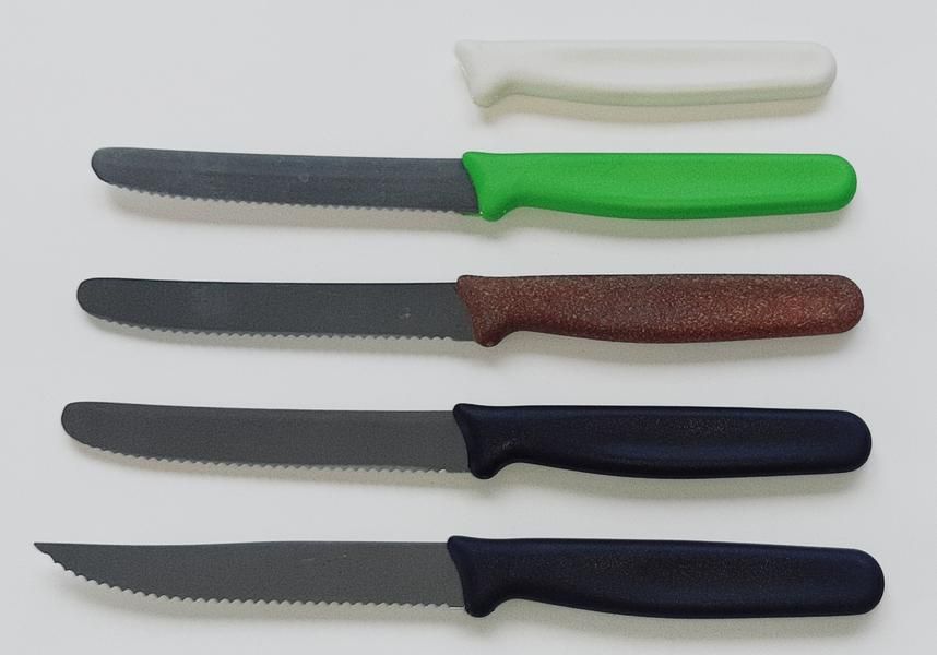 Küchenmesser und ein Steakmesser unten