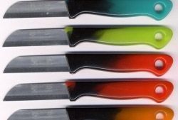 Fünf Küchenmesser mit schwarzen Klingen und farbenfrohen Griffen (türkis, grün, rot, orange).