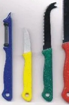 Vier farbenfrohe Küchenmesser: ein blauer Sparschäler, ein gelbes Schälmesser, ein grünes Wellenschliffmesser und ein rotes Messer.