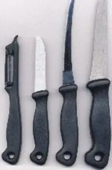 Vier Küchenmesser mit schwarzen Griffen. Von links: Sparschäler, Gemüsemesser, Ausbeinmesser und Allzweckmesser.