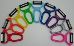 Bunte Gemüseschäler sind bogenförmig angeordnet, jeder in einer anderen Farbe.